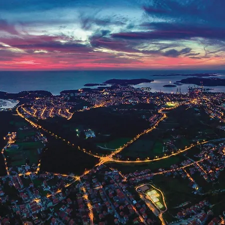 Apartment 1 Bedroom Cozy In *